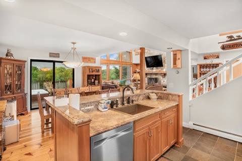Open-concept kitchen and dining area in Piper Ridge, ideal for Vermont real estate buyers seeking Stratton Mountain homes for sale with mountain views